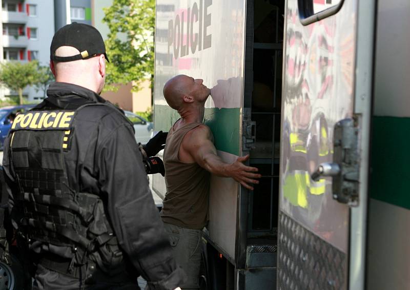 Při protiromském shromáždění na českobudějovickém sídlišti Máj zadrželi policisté 13. července dvě až tři desítky radikálů, kteří sídliště navzdory policejním výzvám odmítali opustit.