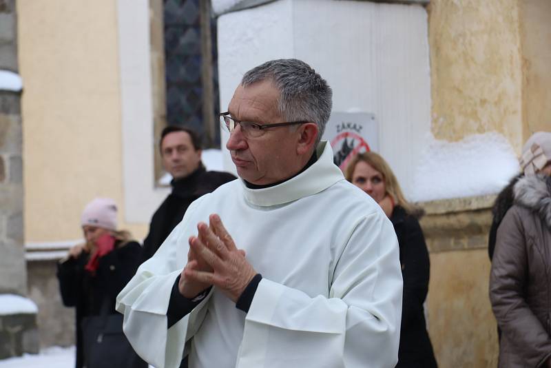 Pohřeb faráře Marcina Żelazného v Trhových Svinech.