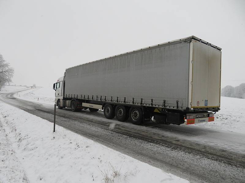 Nehoda na dálnici D3 u Košic na mostě přes rybník Koberný a kamiony uvízlé pod kopcem do Košic ve čtvrtek 9. prosince dopoledne.