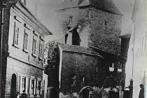 Hradební věž Manda v Kněžské byla zbořena v roce 1904.  Foto ze sbírky fotografií a pohlednic Jiřího Dvořáka poskytl Státní okresní archiv České Budějovice.