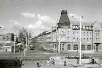 Hotel Grand po generální opravě a pohled do Žižkovky a na autobusové nádraží. Foto ze sbírky fotografií a pohlednic Jiřího Dvořáka poskytl Státní okresní archiv České Budějovice.