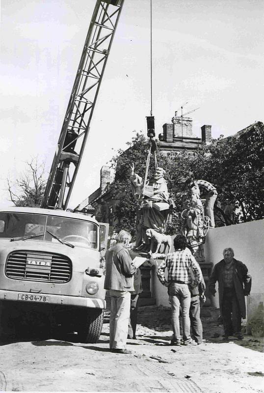 Usazování soch v klášterní zahradě. Foto ze sbírky fotografií a pohlednic Jiřího Dvořáka poskytl Státní okresní archiv České Budějovice