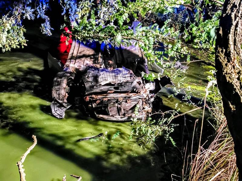 Auto na Budějovicku u Čejkovic skončilo 17. 9. 2022 v rybníku Horní Machovec.