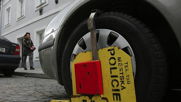 Žlutá botička na auto už není zadarmo. Za obutí zaplatíte dvě stovky -  Českobudějovický deník