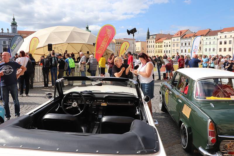 Přehlídka při zahájení South Bohemia Classic na budějovickém náměstí.