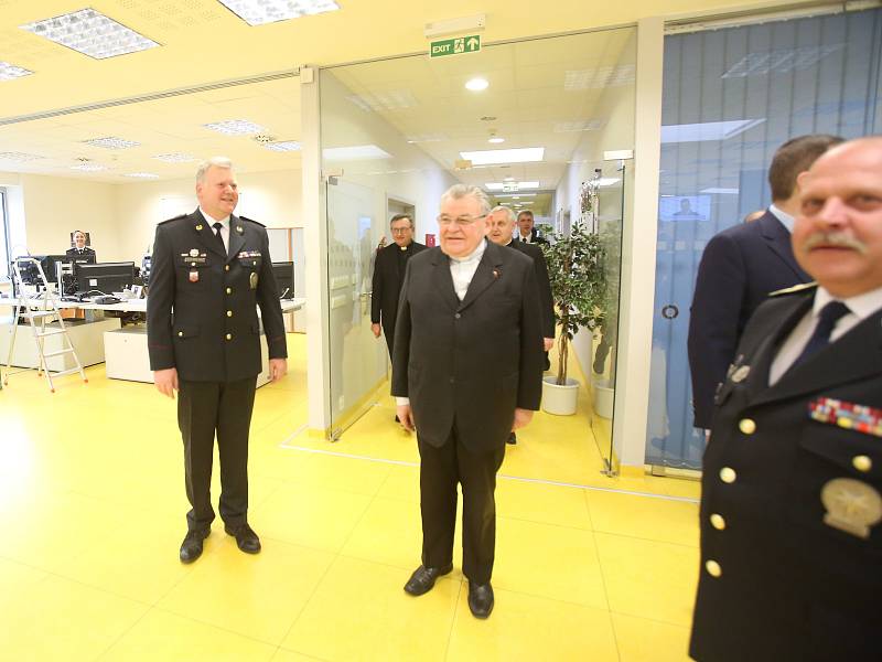 Kardinál Dominik Duka navštívil policii.