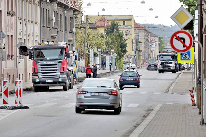 Uzávěrka Mánesovy ulice komplikuje dopravu v Českých Budějovicích.