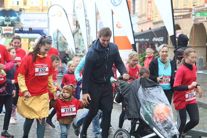 Sobotní běh v Českých Budějovicích NightRun odpoledne začal rodinných během FamilNutrend run.
