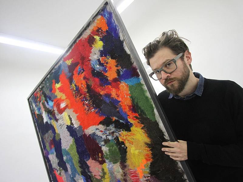 Návrh, aby se galerie Dům umění přestěhovala do Galerie Mariánská, kurátor Michal Škoda odmítl. Nelíbí se mu přestavba budovy, vadí mu také, že je projektována jako hotel. Na snímku Daniel Vlček, jenž nyní v Domě umění vystavuje.