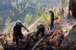 Jihočeští hasiči za pomoci lezecké techniky zasahují v extrémním prostředí skal nad Hřenskem.