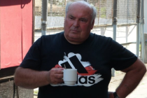 Zdeněk Klimeš tak, jak ho všichni znají. V areálu SK Pedagog popíjí kávu a chystá se jako hlavní pořadatele na hokejbalový zápas.