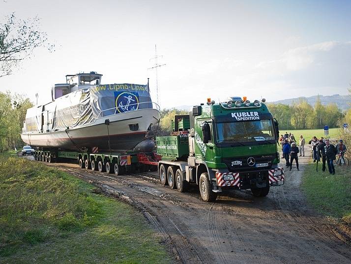 Obří loď jede z Lince na Lipno.