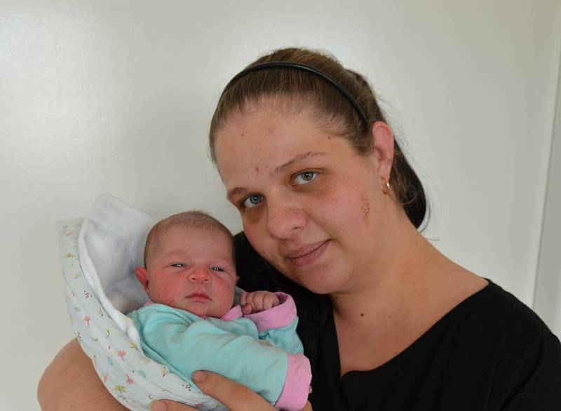 Sára Dunková z Mirotic. Dcera Nikoly a Štěpána Dunkových se narodila 1. 12. 2021 v 19.22 hodin. Při narození vážila 3250 g a měřila 49 cm. Doma ji přivítali sourozenci Štěpán (10) a Kristýna (3).