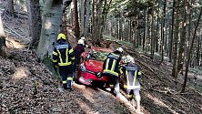 Hasiči zachraňují českému seniorovi auto.