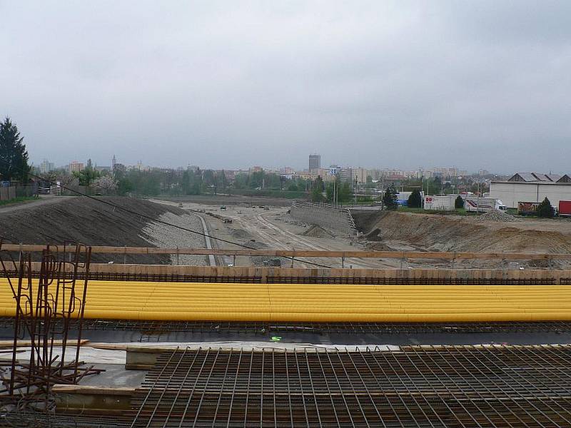 V Českých Budějovicích vstoupila do další fáze stavba Propojení okruhů mezi Okružní a Nádražní ulicí. U areálu dopravního podniku vznikne nová kruhová křižovatka.