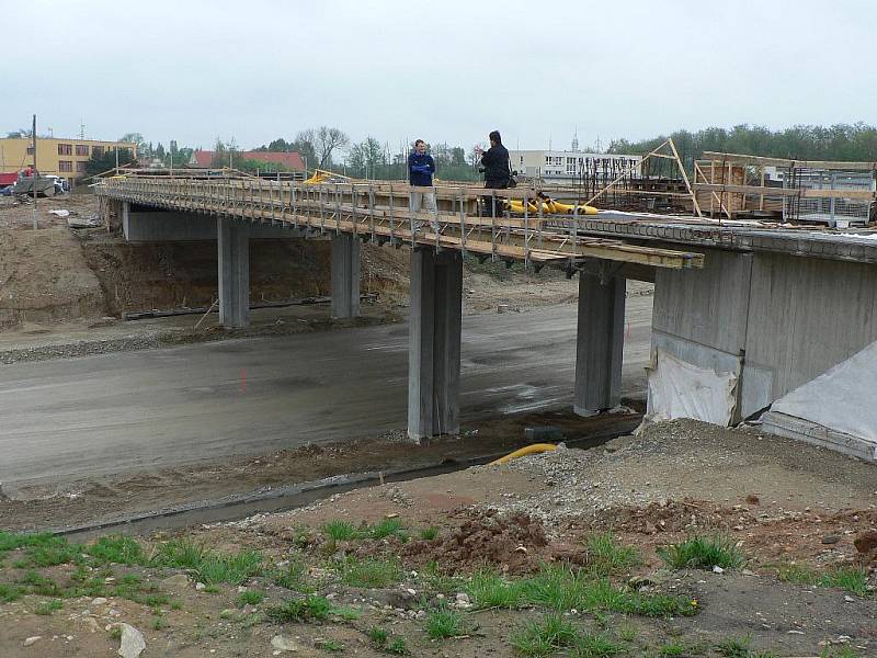 V Českých Budějovicích vstoupila do další fáze stavba Propojení okruhů mezi Okružní a Nádražní ulicí. Most na "prodloužené" Pekárenské ulici.