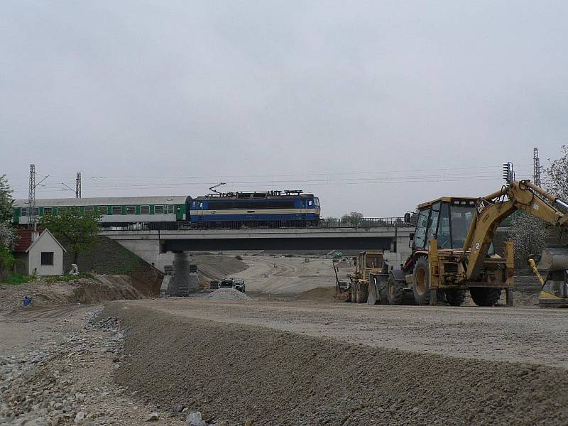 V Českých Budějovicích vstoupila do další fáze stavba Propojení okruhů mezi Okružní a Nádražní ulicí. Viadukt u Nádražní ulice slouží vlakům od podzimu.