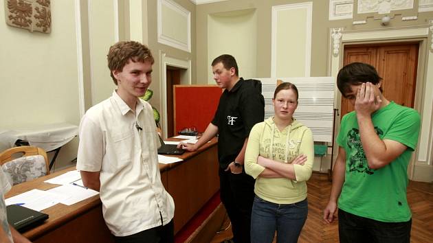 Na třeboňském gymnáziu vznikla petice proti jmenování Vítězslavy Baborové z komunistické strany krajskou radní pro školství a kulturu. Na snímku agitátoři demonstrace proti Baborové. 