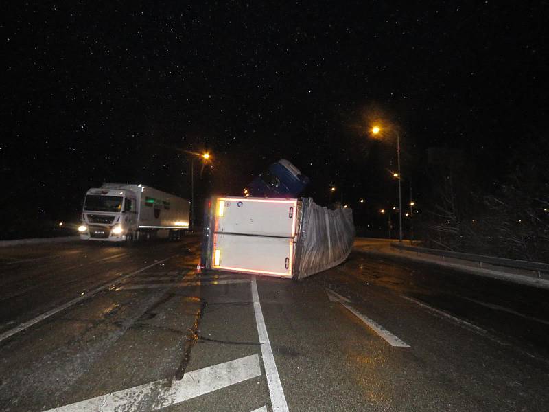 V Českých Budějovicích se časně ráno na kluzké vozovce na hlavním tahu na Písek převrátil kamion.