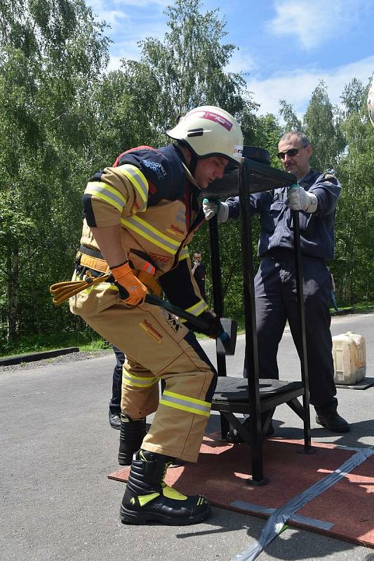 Povolání hasiče je podle píseckého strojníka pro lidi, co mají rádi změnu a adrenalin. Zájemci se mohou hlásit na telefonu 950 230 331, nebo emailu lucie.davidova@jck.izscr.cz. Foto: archiv M. Brousil