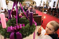 O první adventní neděli se v katolických kostelích koná obřad žehnání věnců, které si pak lidé odnáší domů.