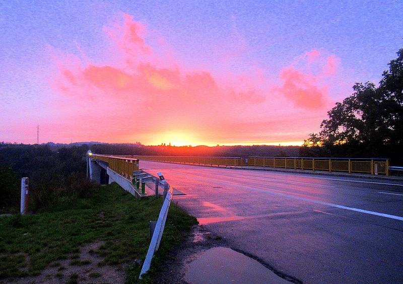 Podzimní západy slunce, ranní mlha a červánky, to jsou meteorologické jevy, které stále fascinují. Odborníci prozradili, jak vznikají.