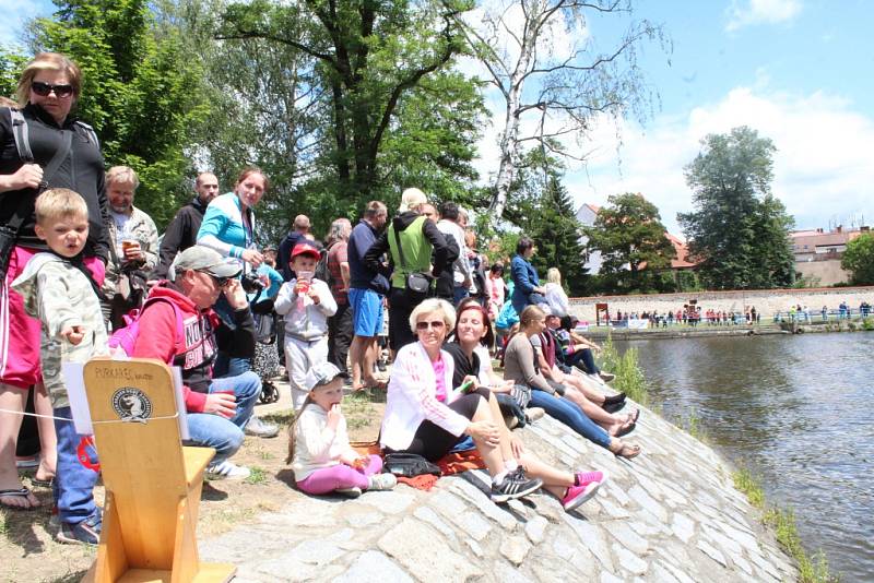 Závody dračích lodí na soutoku v Českých Budějovicích.