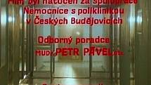 ZÁVĚREČNÉ TITULKY přes chodbu chirurgie dokládají, že se snímek točil v tehdejší českobudějovické nemocnici. 