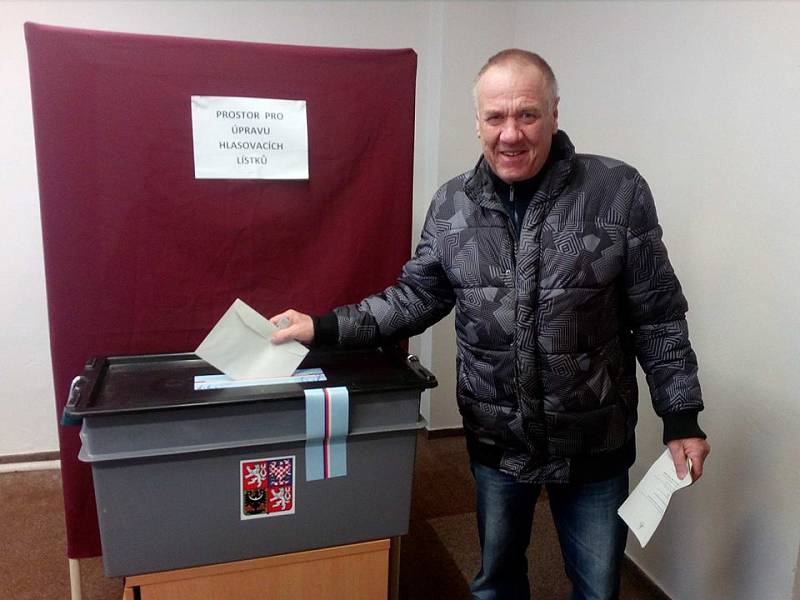 Hlinsko u Rudolfova - Do volební místnosti okrsku 3 přišlo v pátek z asi 140 obyvatel Hlinska volit asi 35 procent občanů.
