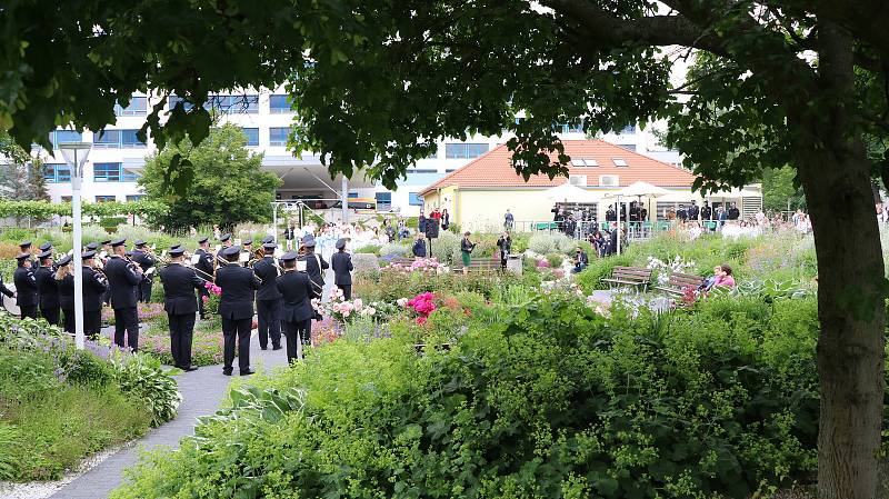 Hudba Hradní stráže a Policie ČR hrála v areálu budějovické nemocnice jako poděkování zdravotníkům za nasazení v době pandemie.