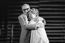 Herec Karel Roden by se 10. srpna 2014 dožil 100 let. Na snímku s Dagmar Neumannovou ve hře Zlaté jezero, 1986.