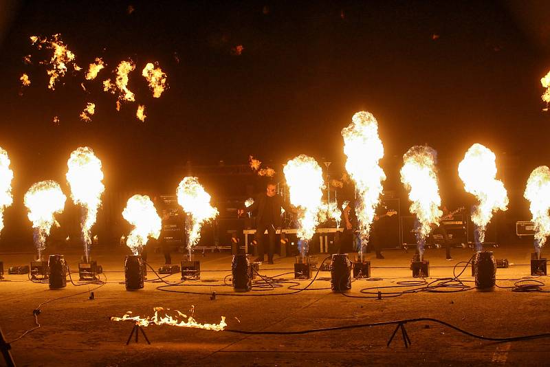 Muzikanti z hudební skupiny Seven natočili se svými přáteli videoklip, ve kterém bylo použito 63 výrobníků plamene a dalších 150 další podiových pyrotechnických efektů. Ohně připravil Tomáš Libich.