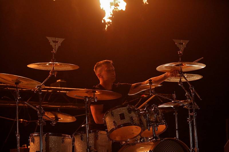 Muzikanti z hudební skupiny Seven natočili se svými přáteli videoklip, ve kterém bylo použito 63 výrobníků plamene a dalších 150 další podiových pyrotechnických efektů. Ohně připravil Tomáš Libich.