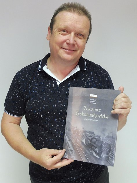 Českobudějovický fotograf, nakladatel a patriot Milan Binder vydal fotografickou publikaci Železnice Českobudějovicka od počátku po současnost.