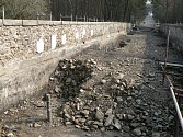 Opravy mostu u Římova přivedly na provizorní most postavený ženisty u Dolní Stropnice nebývalý provoz.