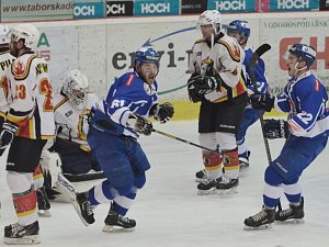 GÓL! Radek Pechánek se raduje ze svého vedoucího gólu v zápase táborských Kohoutů s Jabloncem, ve kterém nakonec domácí hokejisté vyhráli vysoko 8:2 (vpravo Pechánkův spoluhráč Jan Březina). V dalším utkání o I. ligu hraje HC Tábor dnes ve Frýdku-Místku. 