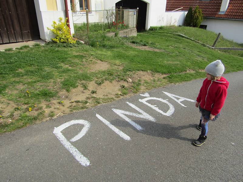 Vtipné cedule, nápisy i varování číhají na každém kroku. V jižních Čechách o ně také není nouze.