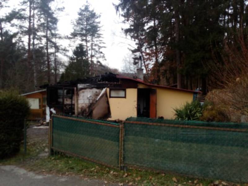 Při požáru chatky ve Strážkovicích na Českobudějovicku zemřela starší žena.
