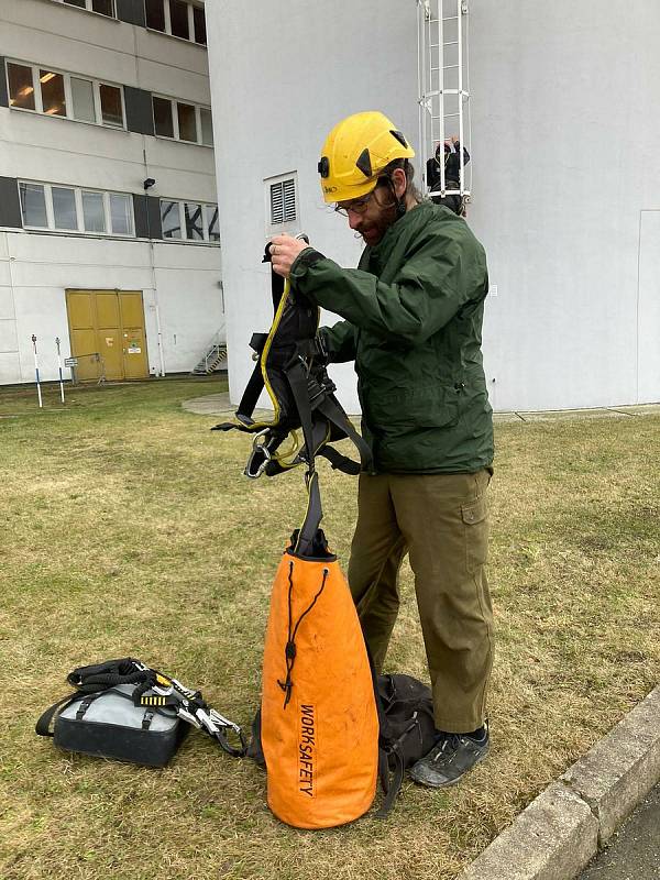 Ornitolog Václav Beran se připravuje na výstup na stometrový ventilační komín Jaderné elektrárny Temelín.