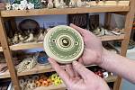 Lucie Polanská z Putimi se specializuje především na zahradní keramiku, její parketou jsou keramická zvonková tlačítka.
