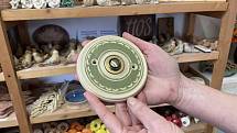 Lucie Polanská z Putimi se specializuje především na zahradní keramiku, její parketou jsou keramická zvonková tlačítka.