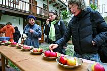 Při Jablečné sobotě v domě U Beránka se návštěvníci mohli zapojit do soutěže o nejchutnější odrůdu z deseti vystavených druhů jablek.
