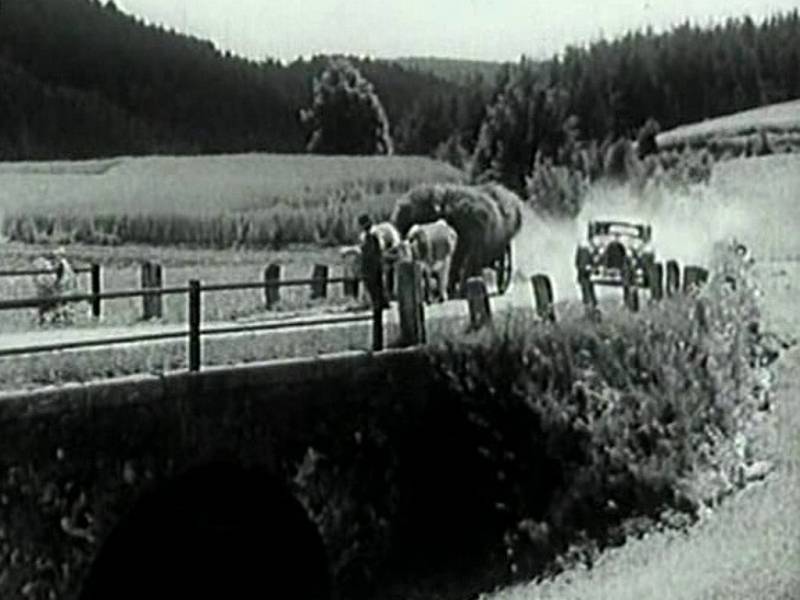 Cikánské údolí v Pošumaví kamera zachycuje v úvodu snímku. Po cestě jede vůz s kravami, vede ho Petr Mráz ze Šumavských Hoštic.