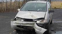 K nehodě dvou osobních automobilů vyjížděli v sobotu hasiči ke Strážkovicím.