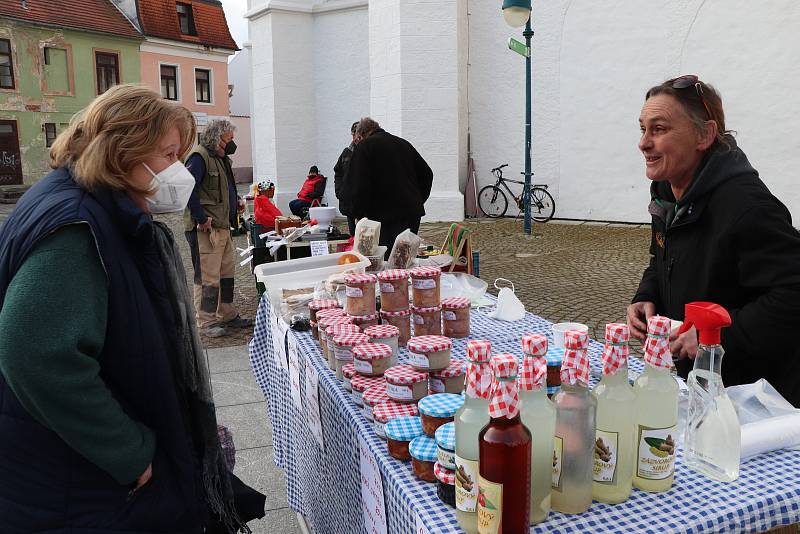 Farmářský trh na Piaristickém náměstí v Českých Budějovicích je opět otevřen.