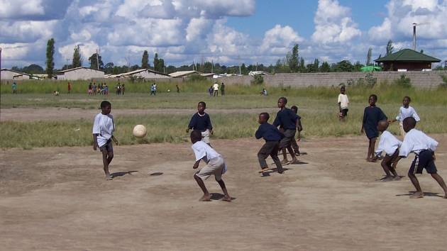 Děti ulice z hlavního města Zambie Lusaky hrají fotbal díky podpoře Jihočechů. 
