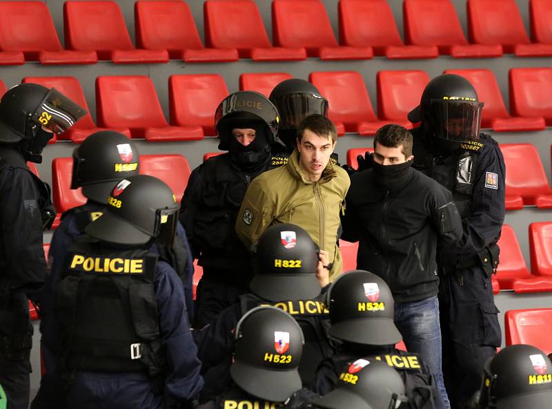 Motor nehrál. Přesto z českobudějovické Budvar Arény vyváděli policisté nevychované fanoušky. Celkem 250 lidí se zapojilo do součinnostního policejního cvičení.