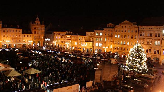 Zaplněné náměstí Přemysla Otakara II. V Českých Budějovicích při zpívání vánočních koled