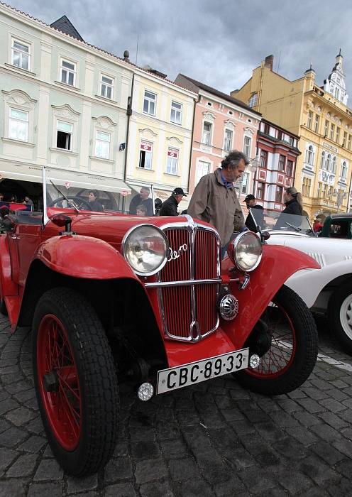 Křivonoska představila na náměstí v Budějovicích krásná historická auta a motocykly.