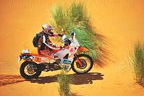 Stanislav Šach se svým motocyklem KTM uhání na plný plyn marockou pouští.